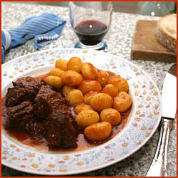 Daube facile et rapide servie avec des gnocchis maison.