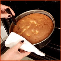 Un gâteau aux pommes pour l'heure du thé.