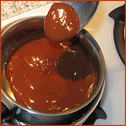 La cuisson du chocolat au bain marie.