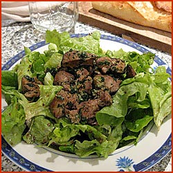 Recette de la salade aux foies de volaille.